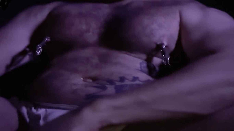 HairyHunkPig: Harig Hunk Varken - masturbatie met tepelklemmen