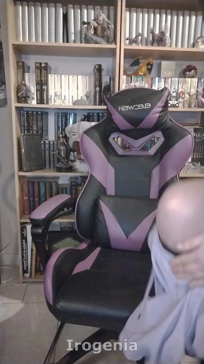 Irogenia: Egirl Nympho se sama dildo ve svém herním křesle