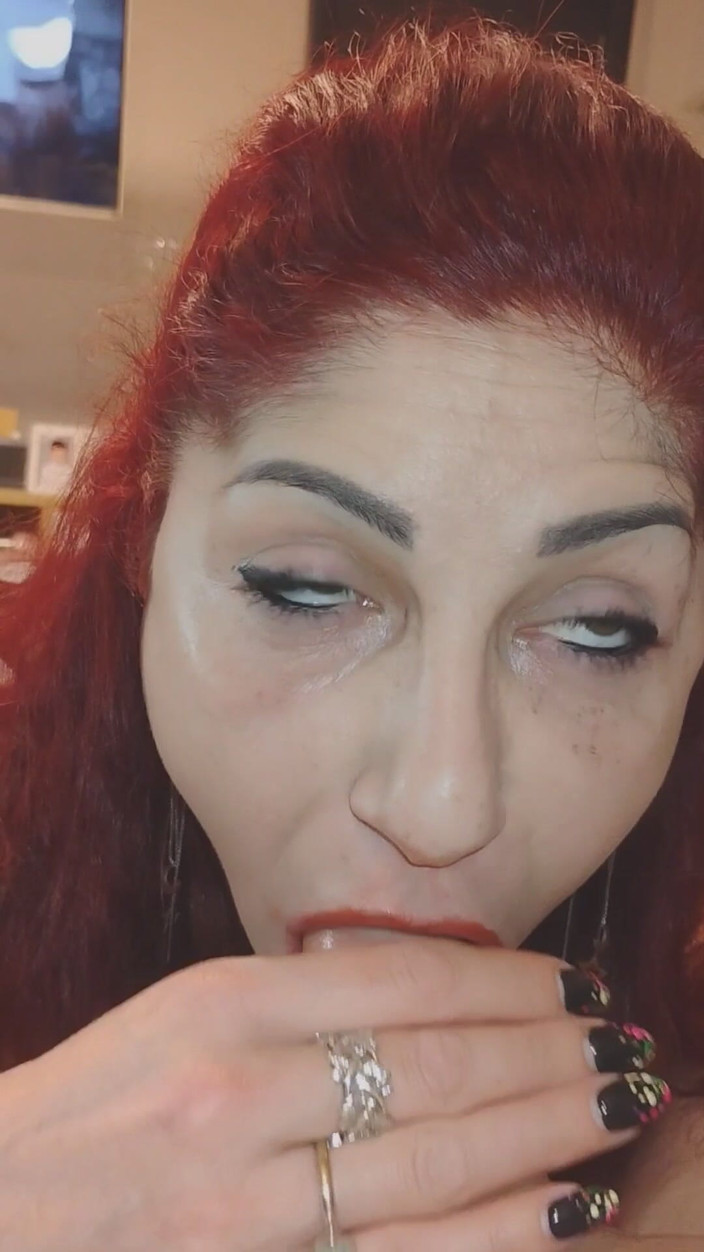 SqueakyOverlap83: Un grande pompino, mi viene in bocca e in faccia.
