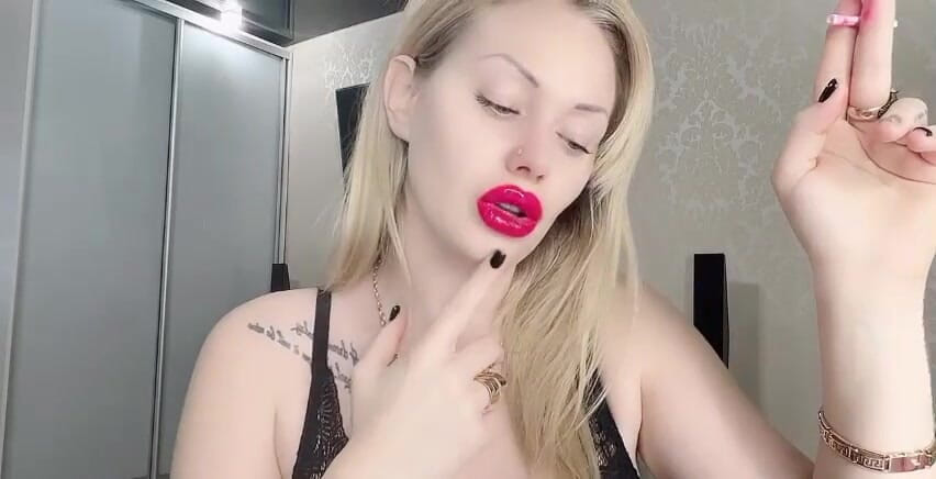 Goddess Misha Goldy: Îmi aprind țigara - tu trimiți! atât de ușor!