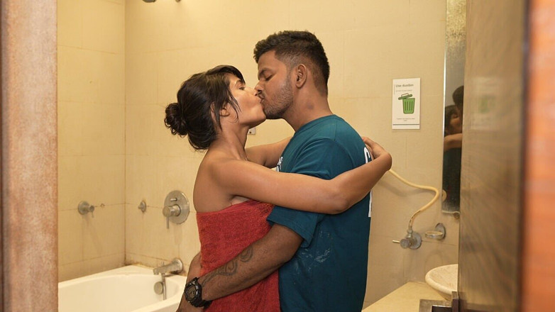 SAWITA BHABHI: Der junge hat das mädchen im badezimmer erwischt und gefickt