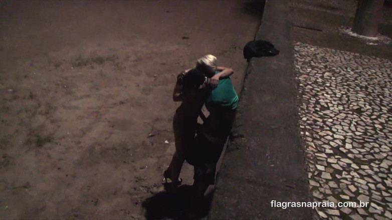Amateurs videos: Un couple baise la nuit sur le sable de la...
