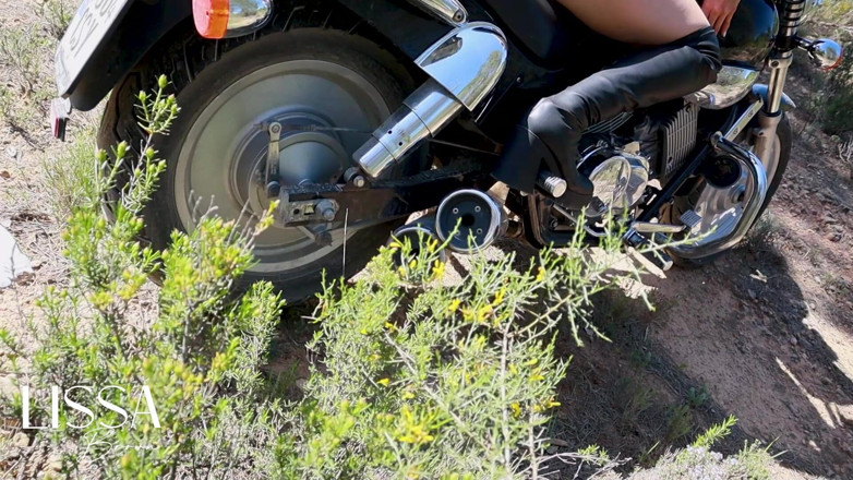 Lissa Brown: Le vibrazioni nella mia moto che fanno spostare le piante...