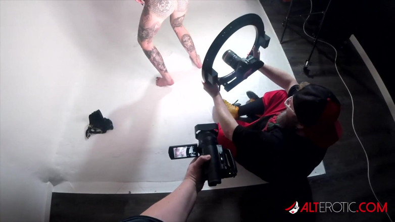 Alt Erotic: Hinter den kulissen mit Amber Lukes neuer brust tattoo
