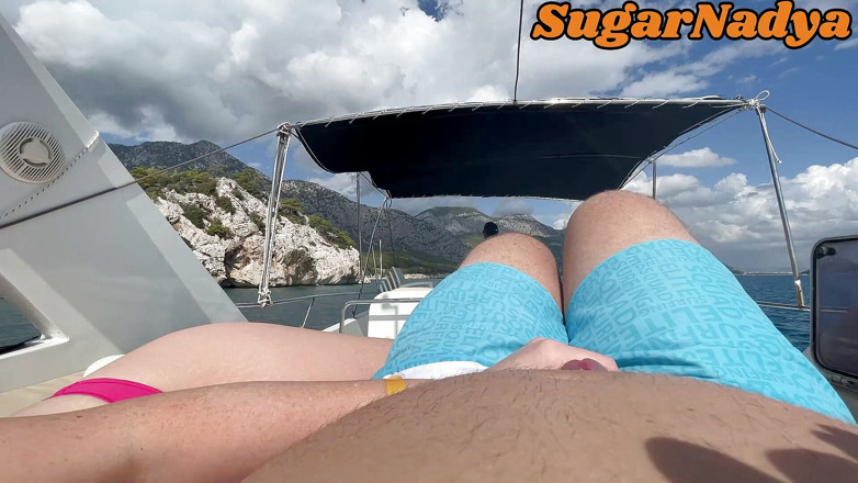 SugarNadya: SugarNadya m'a fait jouir sur un bateau de touriste