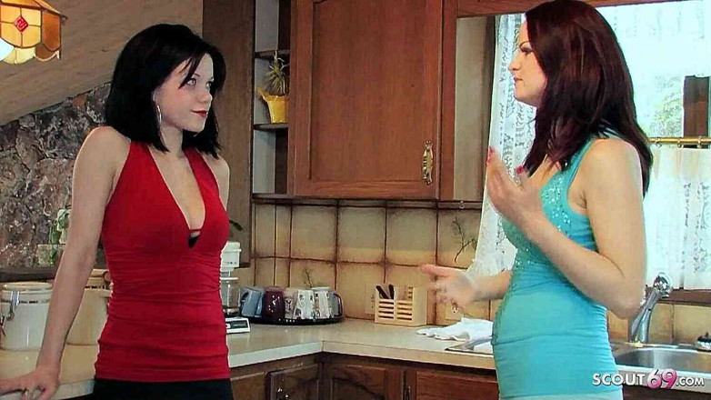 Full porn collection: Мілфа-німфоманка спокушає незайману дівчину по сусідству з першою лесбіянкою