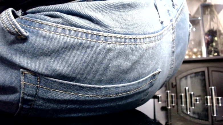 Maeling: Slampa tonåring förstörd i jeans röv-fyxiation med jätte röv omedveten