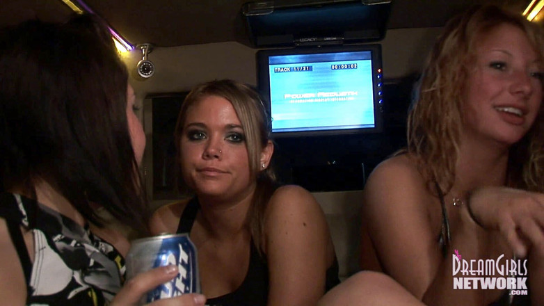 Dream Girls: Cinco chicas se desnudan de camino al club