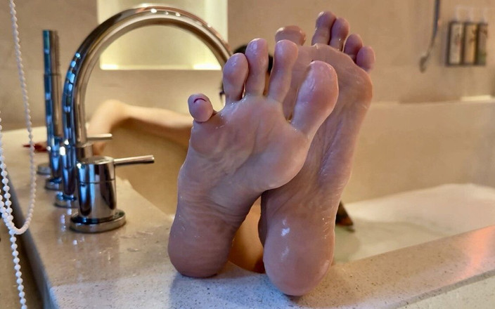 Julia domaina: Meine rosa sohlen in einer Wanne, nackte Füße mit langen...