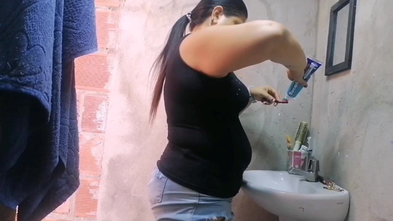 Adribella69: main apni sauteli mammi ko apne kapre badalte hue dekhta...