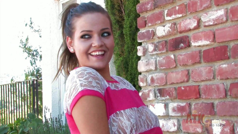 ATK Fans (Solo): Cette bombasse sexy adore pisser pendant une séance photo
