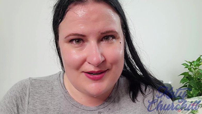 Katy Churchill: Le visage et la poitrine en sueur et dégoulinant de...