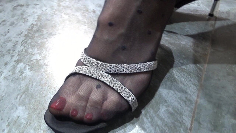 AnnaBUST: Elle essaye des sandales sur des pieds fétichiste