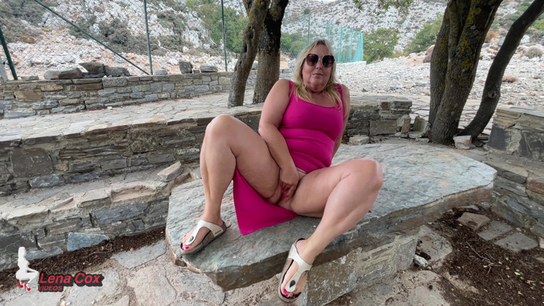 Lena Cox: Збуджена дружина Лена - швидкий сквірт на кам'яному столі