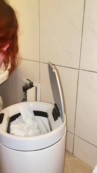 Elena917: Kencing dan bersihin toilet pakai lidahku