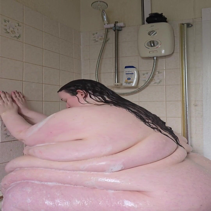 SSBBWLadyBrads: Cewek super semok ini lagi asik dudukin di kamar mandi