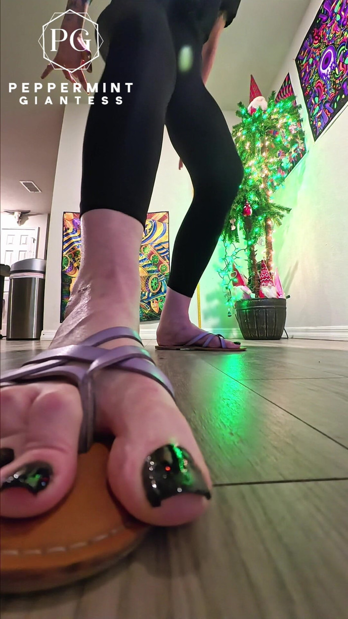 Peppermint Giantess: 6'7 Giantess Miażdży ziemię w sandałach Intensywne slow-mo stomps POV