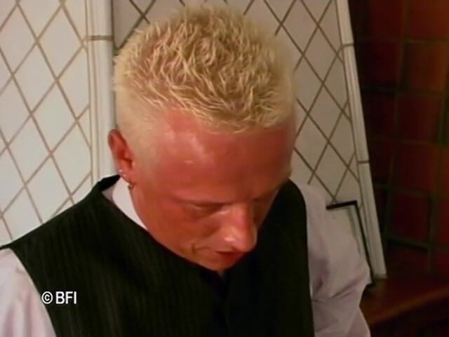 Hardcore Lovers of the world: Bronzlaşmış kızla harika üçlü seks.