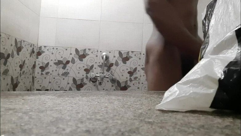 Wheyincognito: Garoto com tesão no banheiro tomando banho