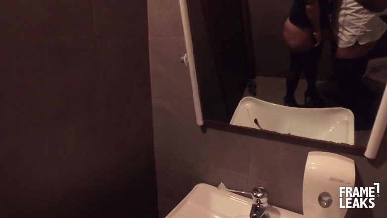 Pinko Club: Mike Angelo, sextape avec Malena, baise d'abord dans la salle...