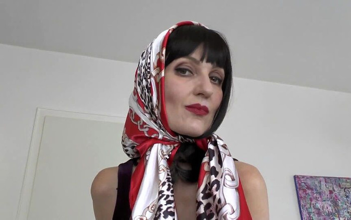 Lady Victoria Valente: Clip de desfile de satén en la cabeza