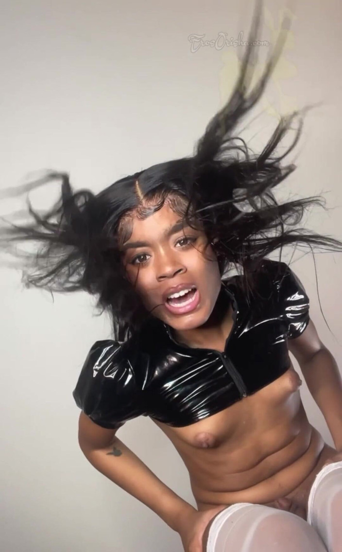 EROS ORISHA: Ebony trans dominatrix kliver på dig