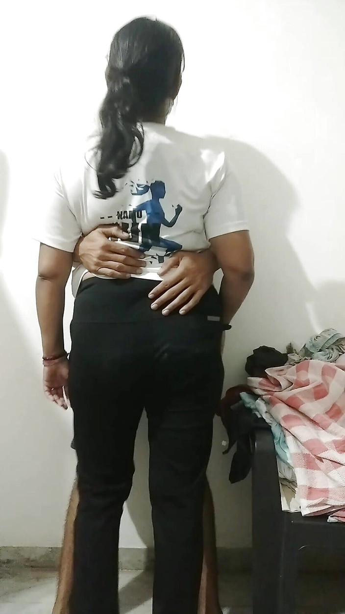 Bindass_Bhabhi: भारतीय देसी भाभी ने पड़ोसी दोस्त को घर पर बुलाया, जबकि उसका पति ऑफिस में था।