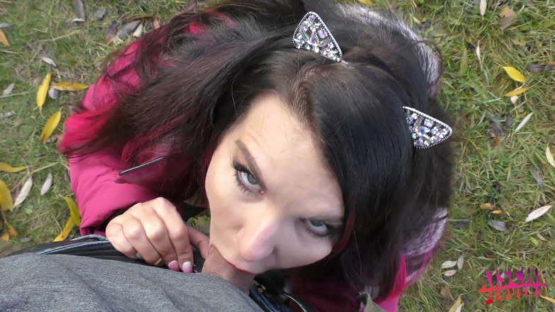 Aische Pervers: 色付きの髪のふしだらな女は屋外で荒いドキドキを取ります