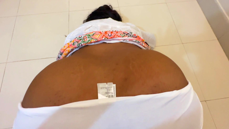 Aria Mia: Las grandes tetas de la madrastra virgen se quedan atascadas...