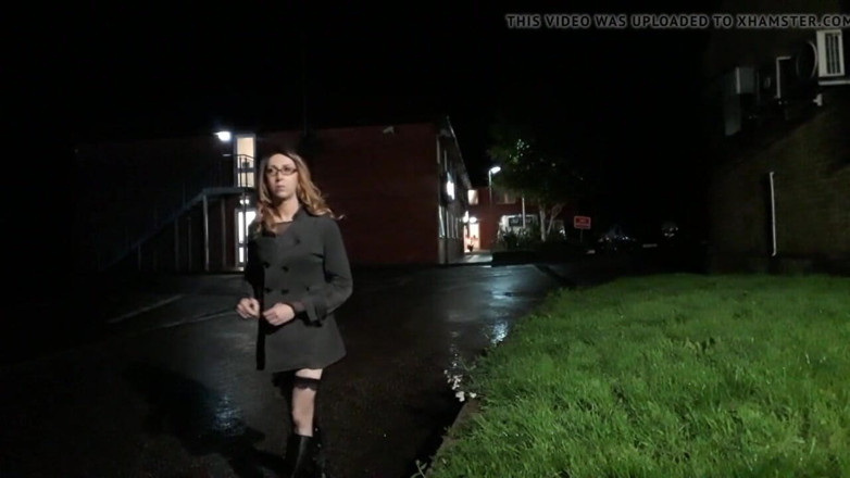 The Midnight Minx: Crossdresser orgazm poza stacją paliw