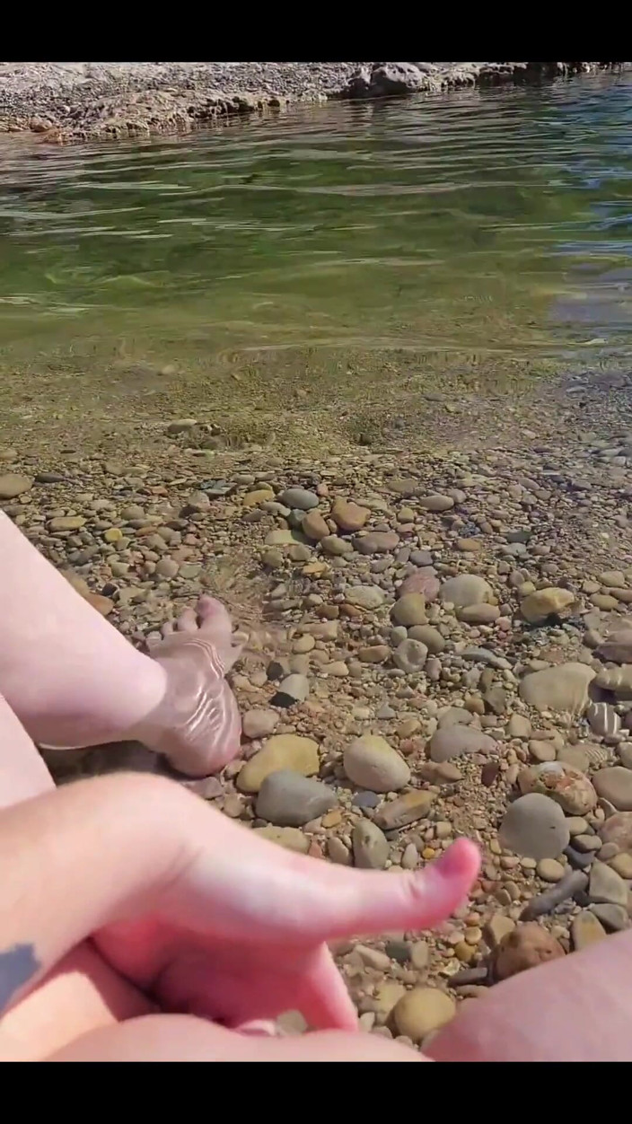 Naughty Mila: Nagrał ten film na plaży dla nudystów w Hiszpanii. Uwielbiam...