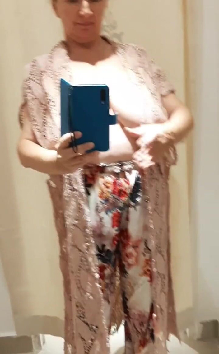 MariaOld: Je montre mes seins nus dans le magasin