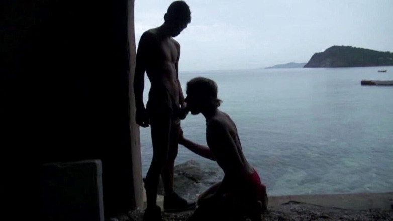 EXHIB BOYS: Mladá surfařka šuká twink na pláži