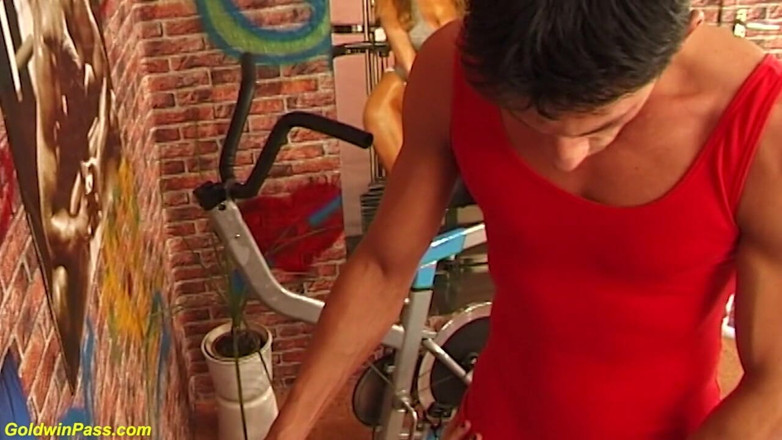 Goldwin pass: Gilfs harige kut vernietigd door fitnesscoach