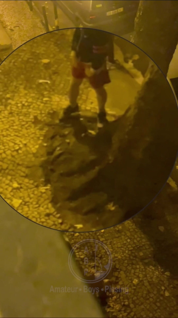 AmateurBoysPissing: Amateur jongen betrapt op plassen op straat
