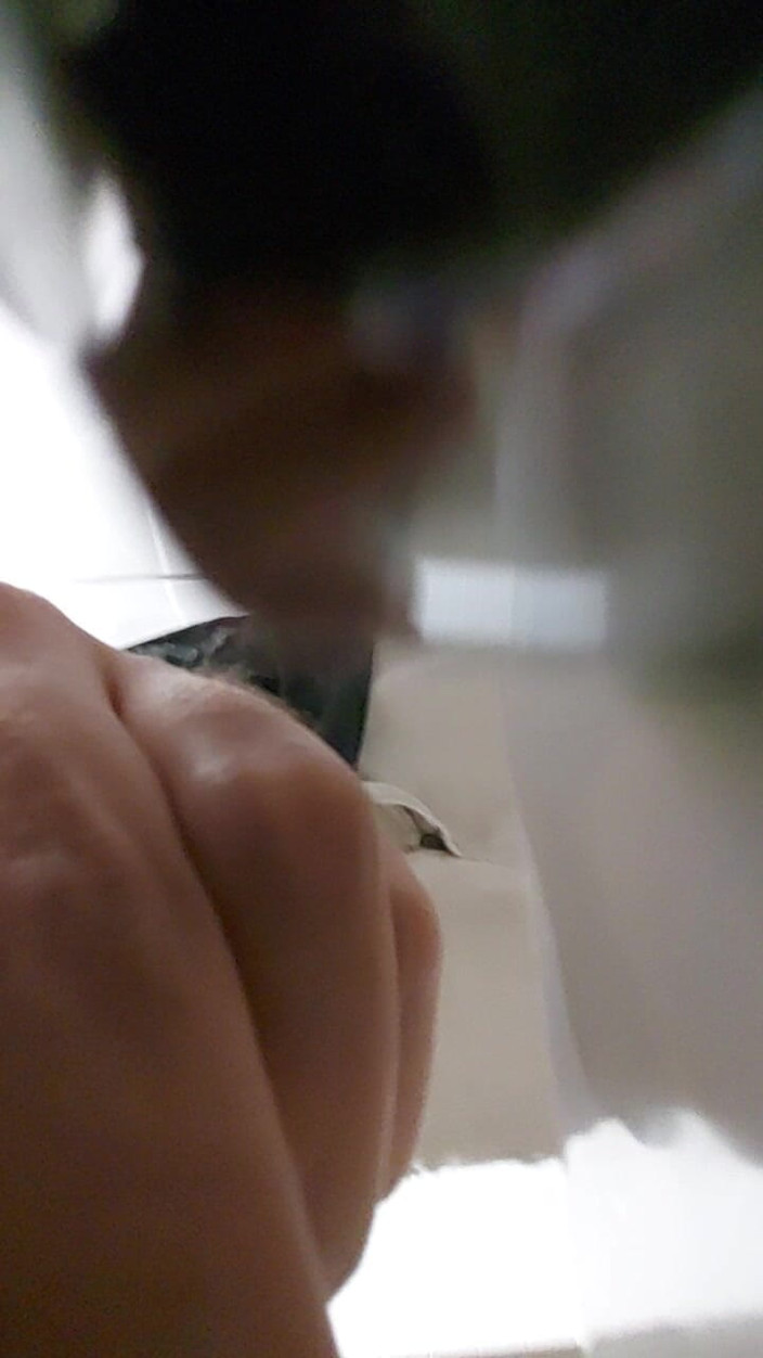 CosmicKastaway: Mijando e acariciando em um mictório