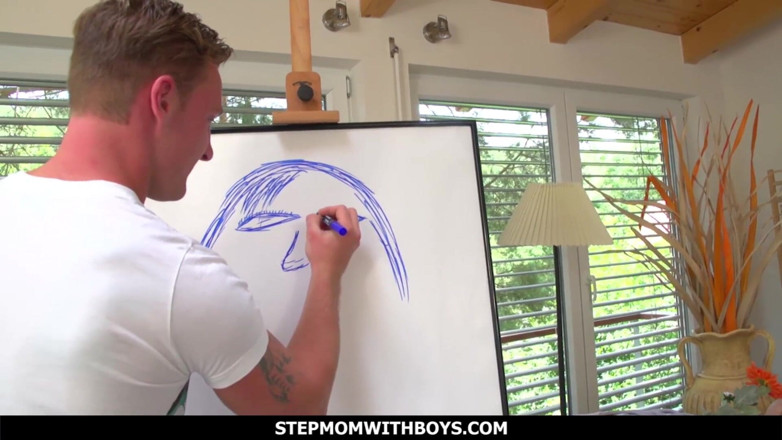 Stepmom With Boys: Tôi có thể vẽ bạn khỏa thân trên ghế sofa...