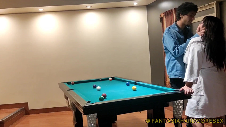 FANTASIAHARDCORESEX: ビリヤードの試合の後に親友に良いお尻のマッサージをする