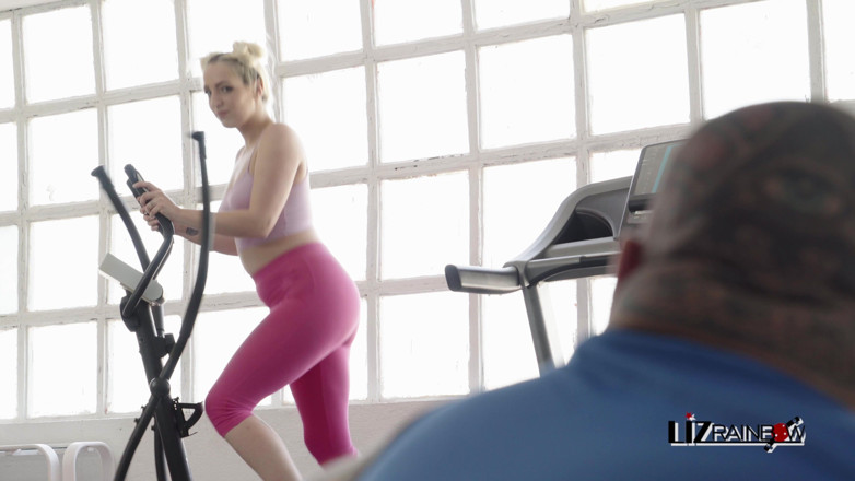 Liz Rainbow: Ruvido hardcore gola cazzo in palestra