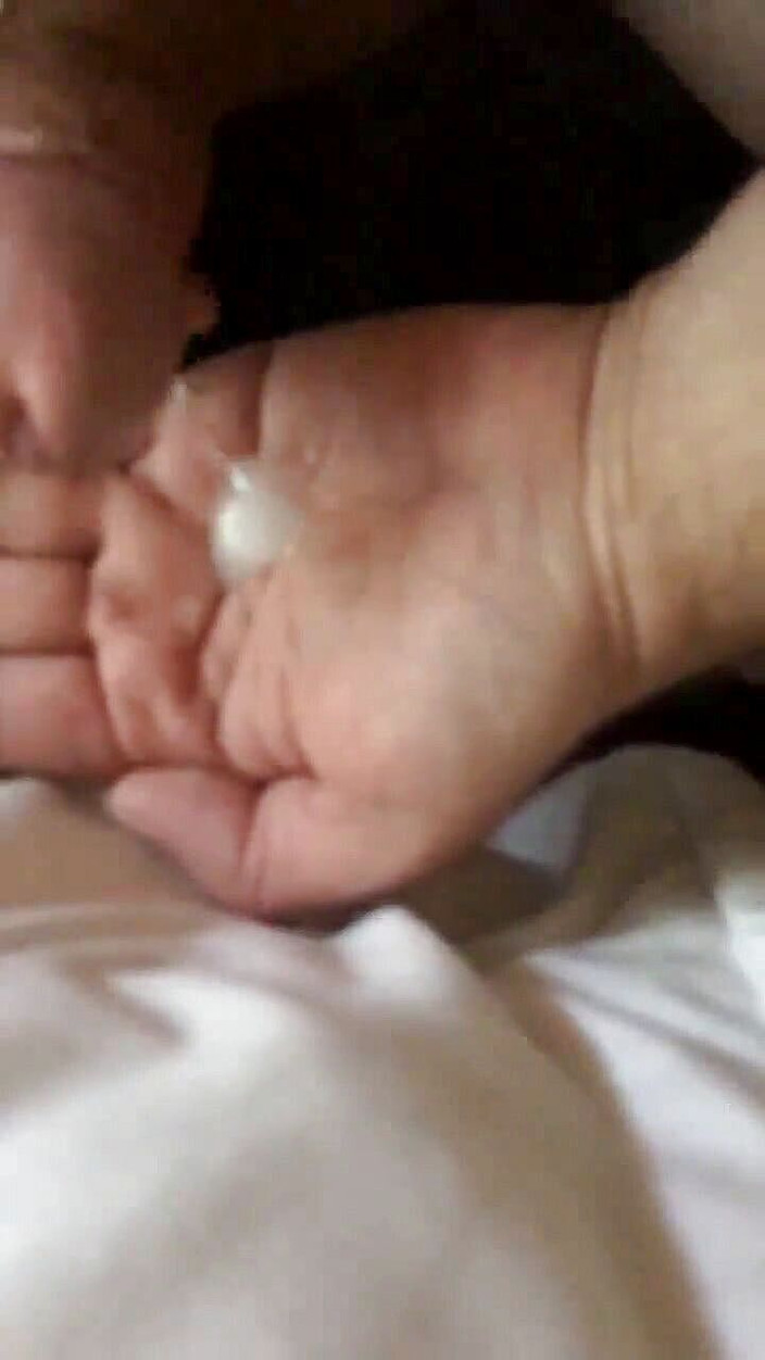 Kinky horny gay bois: Nur ein schwuler mann wichst sperma aus seinem penis