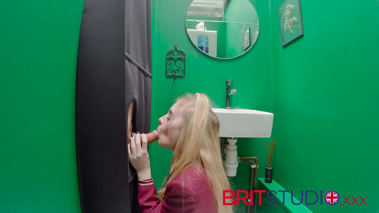 Brit Studio: Gloryhole : une étudiante de 18 ans suce une bite
