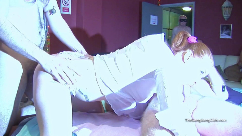 The Gangbang Club: Zrzka Ruby potěší 3 starší muže