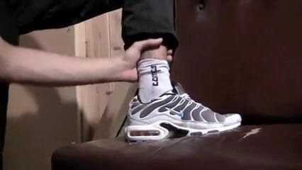 Sketboy: Huele mis zapatillas por los glory agujeros