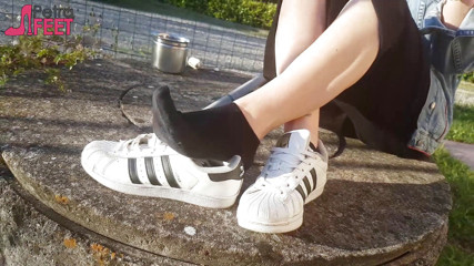 Smokin Fetish: Petra pali swoje ciggaretes na zewnątrz