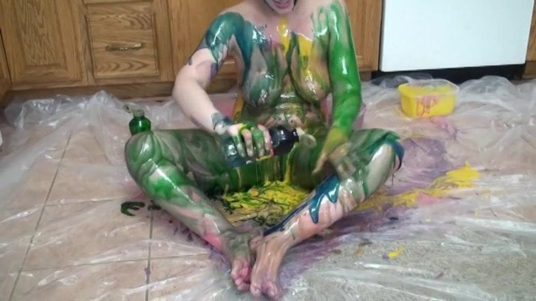 Solo Sensations: Une jeune pute brune verse de la nourriture pour colorer...