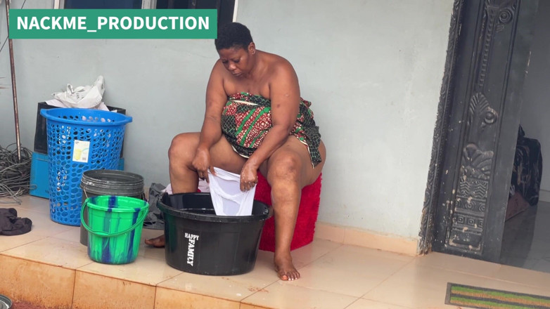 NACKME_PRODUCTION: Afrikansk mamma multitasks på en söndag morgon