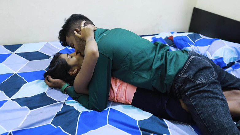 Uncutadda: Ragazza teenager indiana desi scopata nella sua stanza quando la...