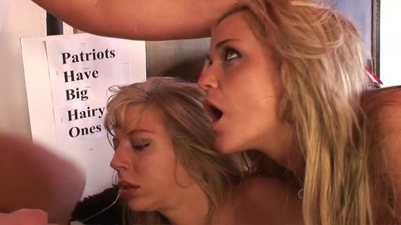 Perv Milfs n Teens: Deux jolies blondes se font draguer dans la rue et...