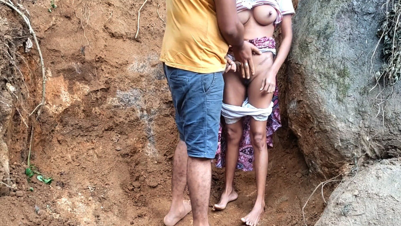 yessbooty: गुप्त रूप से, मैंने आउटडोर मूतने के बाद शरारती सौतेली बहन को नग्न सड़क पर चोदा