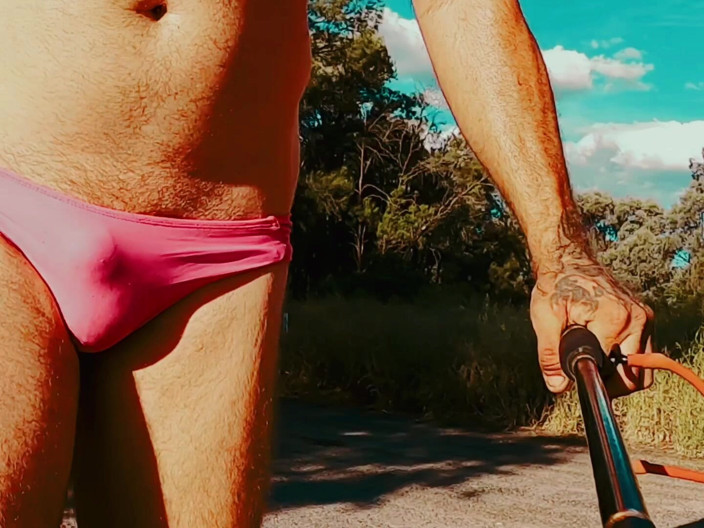 Madaussiehere: Crossdresss bikini merah jambu truckstop